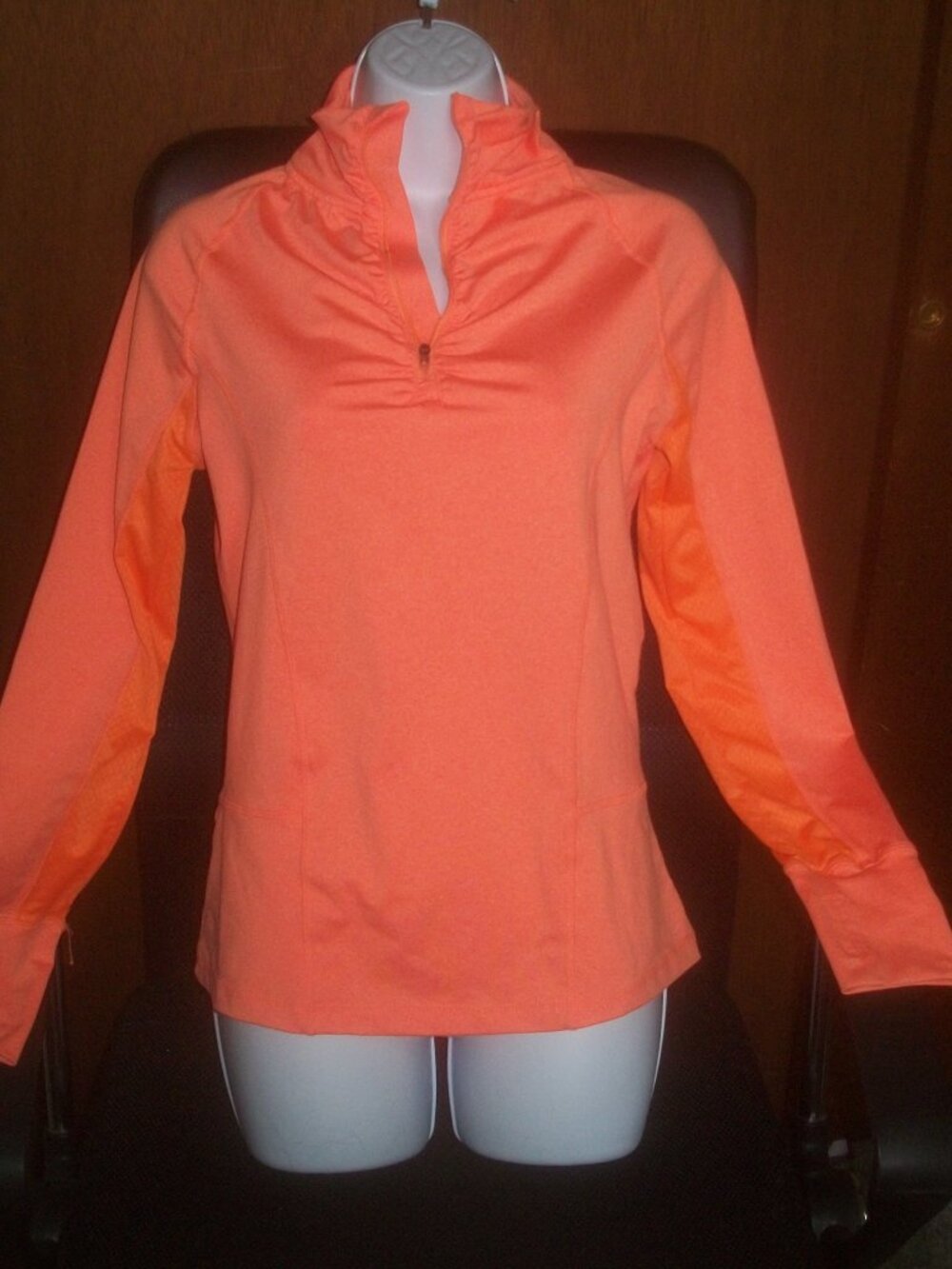 athletic top ventilation panels thumb holes 90 Degrees by Reflex size medium